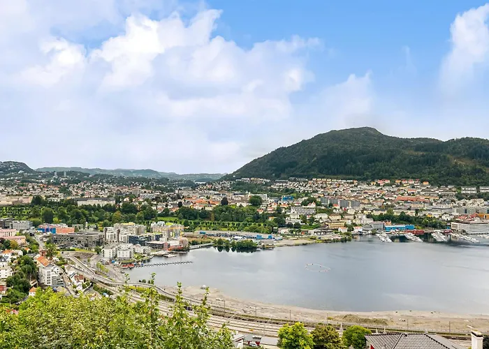 Dinbnb Homes I Luxury With Hot Tub & Views فيلة